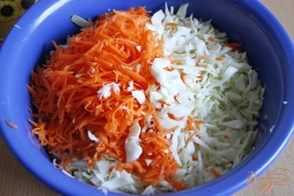 Нашинковать и помять капусту, натереть морковь