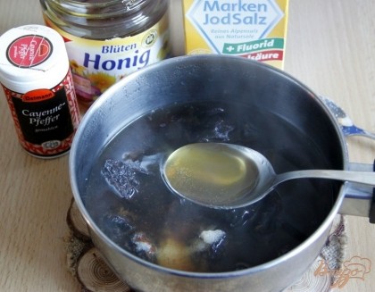 Маринад: чернослив залить водой, довести до кипения, кипятить 5 мин., снять с плиты,добавить мед и соль,острый перец