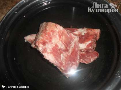 Варим мясной бульон: заливаем мясо холодной водой и ставим варить.
