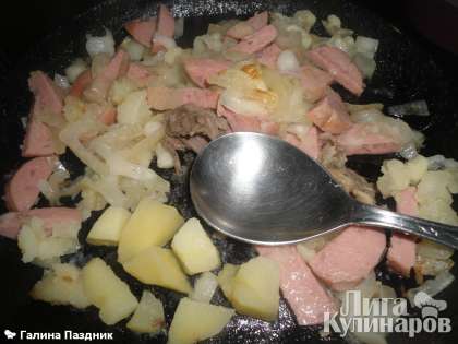 Затем добавляю немного вареной колбасы, порезанной кусочками. Выкладываю две ложки картофеля из супа и разминаю его.