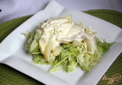 Выложить на тарелку салат, сверху - запечённую с сыром грушу