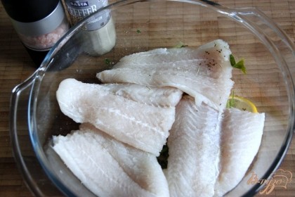 Сверху выложить филе рыбы (здесь - пангасиус), приправленное солью и белым молотым перцем