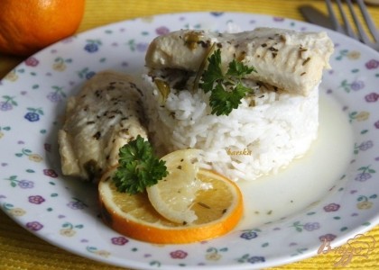 Готово! Рыба получается в паровой оболочке вкусов и ароматов.Подавать с рисом или овощами.Приятного аппетита!