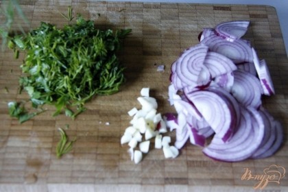 Для заправки: нарезать полукольцами лук, мелко - чеснок и зелень (петрушка, укроп, базилик или - по вкусу)