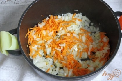 Лук нарезать, морковь - натереть на тёрке. На разогретом масле в глубокой жаровне/чугунке спассеровать лук и морковь, до прозрачности.