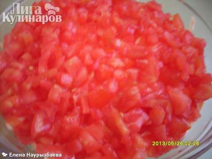Сверху сыра укладываем помидоры, накрошенные мелкими кубиками