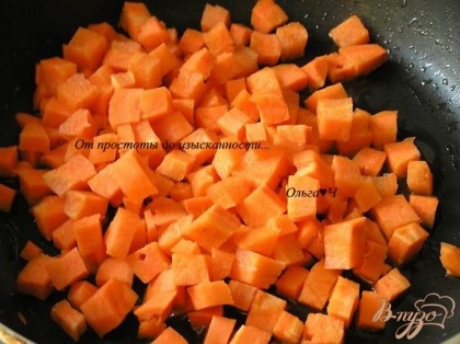 Отдельно обжарить мелко нарезанную морковь (можно натереть на терке).