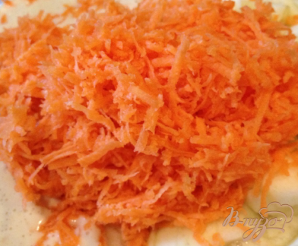 Почистить морковь. Тщательно промыть. Нарезать морковь тоненькой соломкой (1-3 мм в ширину, а то  меньше), но если хотите сделать побыстрее, то воспользуйтесь тёркой (с очень мелкой насадкой).