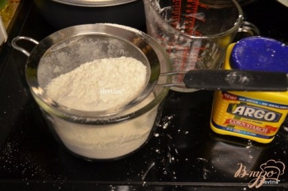 В тортовую муку добавить пищевую соду и все вместе просеять. Как делать самим тортовую муку смотрите в моем рецепте "Мраморный кекс"