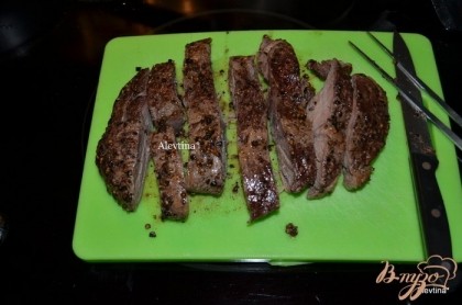 Когда жидкость убавится,добавим сливки и готовим еще 5 мин. Мясо разрежим порционно,если у вас большим куском.