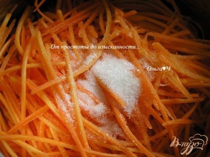 Морковь натереть на терке, добавить сахар, уксус, растительное масло, измельченный чеснок и перемешать.