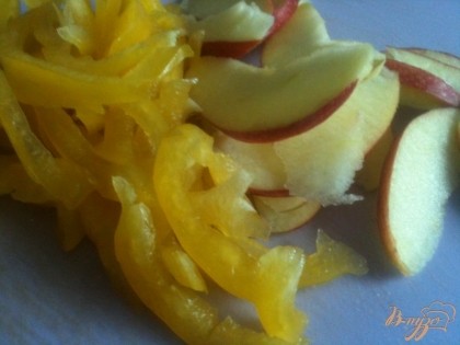 Яблоко и перчик нарезать тонко.