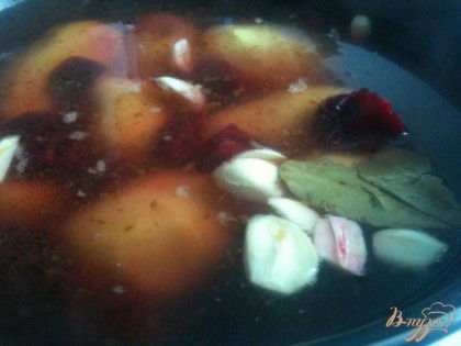 Картофель почистить и уложить в кастрюльку с бульоном.Добавить кусочки сырой свеклы, лавровый лист, соль и гвоздику. Варить до готовности.