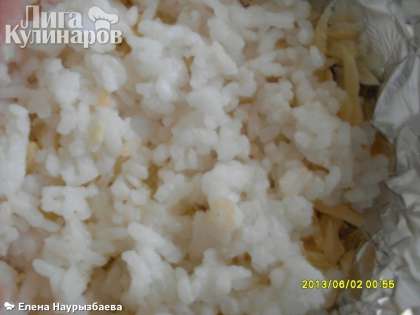 Рис отварить в подсоленной воде и выложить на сыр