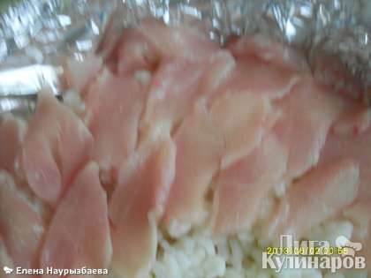 Куриное филе (можно заменить на мясной фарш) нарезать пластинками и положить сверху риса, полить соевым соусом и подсолить