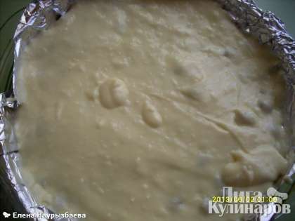 Вылить тесто на зеленый горошек