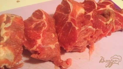 Мясо нарезать на куски шириной 3 см.