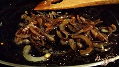 На сковороде, где жарилось мясо, обжарить до прозрачности луковицу, нарезанную полукольцами.Затем влить бальзамический уксус и потушить 3-5 мин.