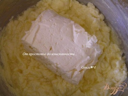 Размягченное сливочное масло растереть с сахаром и яйцом, добавить творог и ванилин, перемешать.