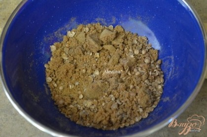 В большом пакете или в миске смешать кориандр, коричневый сахар, тмин, 1 ст.л соль и перец.