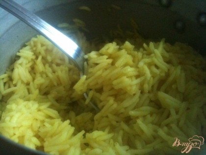 Отварить рис с добавлением любых специй по вкусу. Я добавила карри.