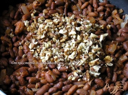 В конце приготовления добавить рубленные орехи и измельченный чеснок, перемешать.