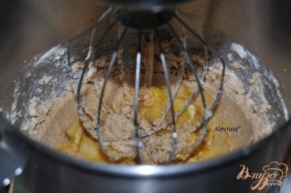 Взбить сливочное масло  с коричневым сахаром на средне-высокой скорости 3-5 мин. Добавить яйцо,затем ванилин.