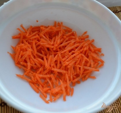 Морковь мелко порежем соломкой. Я натерла на терке для корейской моркови.