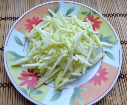 Яблоко также потерла на терке для корейской моркови. Сбрызнуть яблоко лимонным соком, чтобы оно не потемнело.