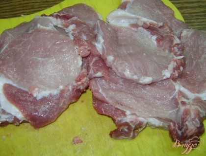 Итак, для начала возьмем наше мясо, хорошенько промоем, нарежем его тонкими кусочками шириной примерно по 2 см.