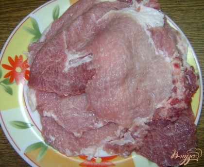 Далее хорошо отобьем наше мясо, чтобы оно стало тонким. А чтобы мясо не разбрызгивалось, и не превратилось в решето, можно его накрыть пищевой пленкой или пакетом и так отбивать.