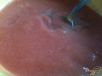 Массу процедить , выбросив все жесткие частички. Вылить в сотейник, добавить половину замоченого в холодной воде желатина.Соль, ложка кетчупа и специи по вкусу. Довести до кипения и снять с огня.
