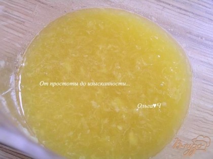 В свежевыжатый апельсиновый сок добавить сахар, ванилин, лимонную кислоту и цедру. Влить масло и перемешать.