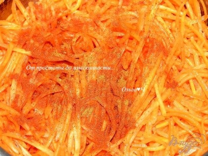 К моркови добавить все пряности и специи, влить масло с уксусом, перемешать.