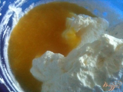 Соединить взбитые в пену сливки и остывшую апельсиновую массу.Убрать в холод на 10 мин.