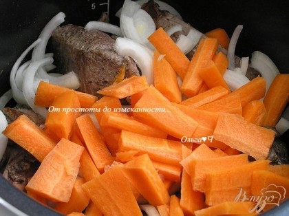 Добавить стакан воды и готовить в режиме "Тушение" 1,5 часа. Через 40-45 минут от начала тушения добавить в мультиварку чеснок, нарезанный кольцами лук и морковь, присолить.