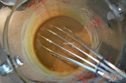 Отдельно смешаем коричневый сахар с размягченным сливочным маслом или используем миксер. Взбиваем на средней скорости примерно 3 мин.до мягкого состояния. Затем добавим яйца и ванилин,смешаем тщательно.