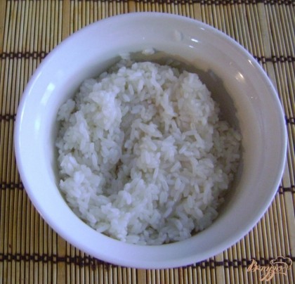 Для начала, займемся рисом. Для голубцов лучше всего брать круглозернистый рис, чтобы все компоненты начинки хорошо склеились между собой. Промываем хорошо рис, высыпаем его в кастрюльку, заливаем его водой на палец больше, чем риса. Привариваем его слега, пока вода не начнет кипеть. Далее откидываем на сито, чтобы стекла жидкость. Остужаем.