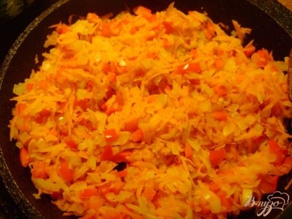 Пассируем на сковороде большую часть лука с морковкой пару минут, добавляем болгарский перец и пассируем еще минут 5. Солим, перчим.