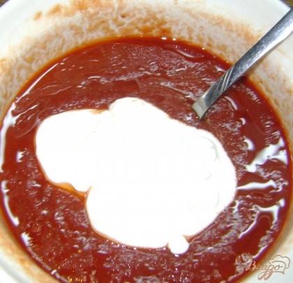 Делаем соус: томатную пасту перемешиваем  с горячей водой, добавляем сметану, размешиваем.