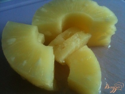 Использовать можно свежий ананас или консервированный.Кусочки взбить в пюре.