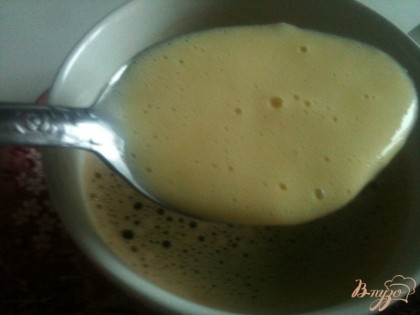 Ложкой выложить сливочно-яичную массу на поверхность кофе.Добавить мускатный орех.