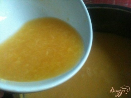 Влить апельсиновый сок ( из 1 апельсина) и добавить соль и специи.