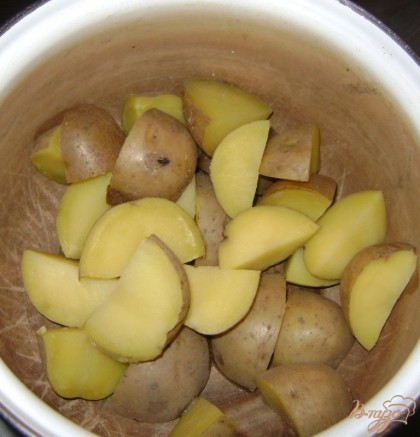 В кипящей, подсоленой воде варим картофель до полуготовности. Затем сливаем воду с картофеля и немного обсушиваем его.