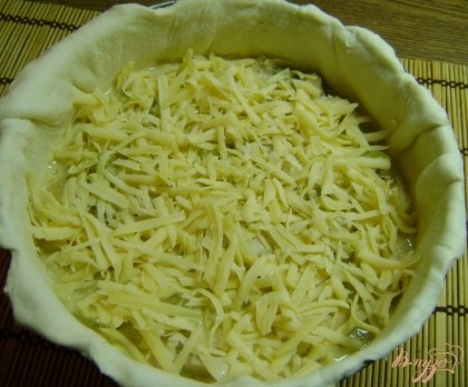 Выкладываем нашу начинку в форму. Трем на крупной терке оставшийся сыр и посыпаем им наш пирог.