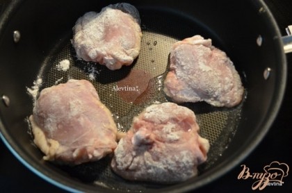 На горячую сковороду с оливковым маслом выложить куриные кусочки в панировки и обжарить хорошенько.Если у вас грудка она обжаривается за 7-9 мин.