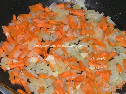 В другой сковороде обжарить на растительном масле нарезанный лук, чеснок и морковь,