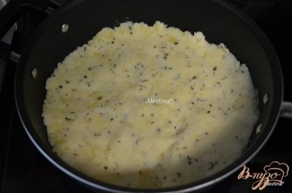 Разогреем сковороду на средне-высоком огне,добавим сливочное масло или маргарин. Выложим наш картофель по всей поверхности сковороды и жарим осторожно переворачивая на другую сторону .
