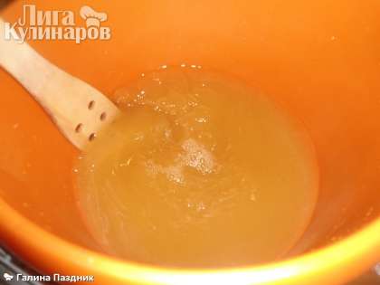 Карамельный сахар аккуратно (помните разницу в температурах) влить в теплую кипяченую воду  и перемешать до полного растворения. Накрыть сверху посуду и дать ночь постоять.