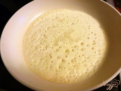 Кипятим воду и вливаем в тесто непрерывно помешивая.Оставляем тесто на полчаса. Перед выпечкой блинчиков вливаем растительное масло.